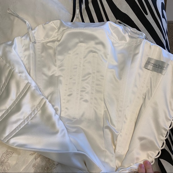 A Line Wedding Gown with Lace and Beads - Picture 4 of 9